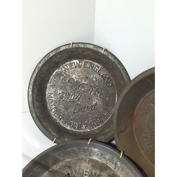 Set Of 3 Vintage Table Talk New England Flaky Crust Tin Pie Pan 9.5" with hanger - Picture 2 of 8